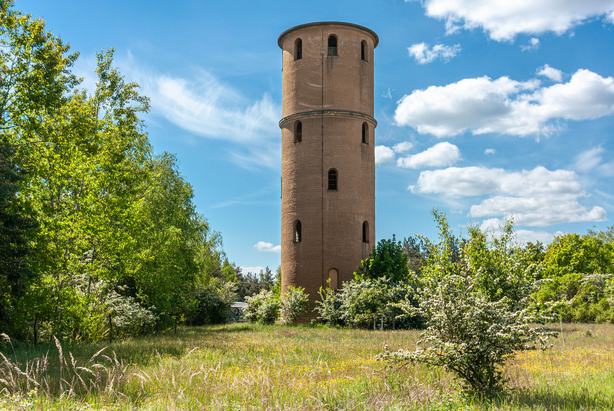 Der Wasserturm mitten in der Natur